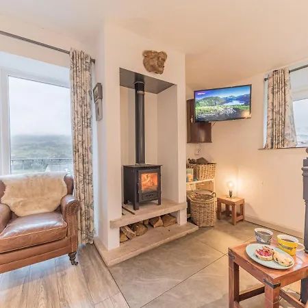 Pass The Keys Compact 2 Bed, 2 Bath With Amazing Views & Parking *