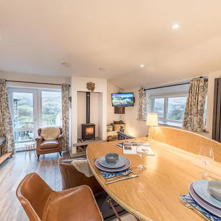 Pass The Keys Compact 2 Bed, 2 Bath With Amazing Views & Parking *